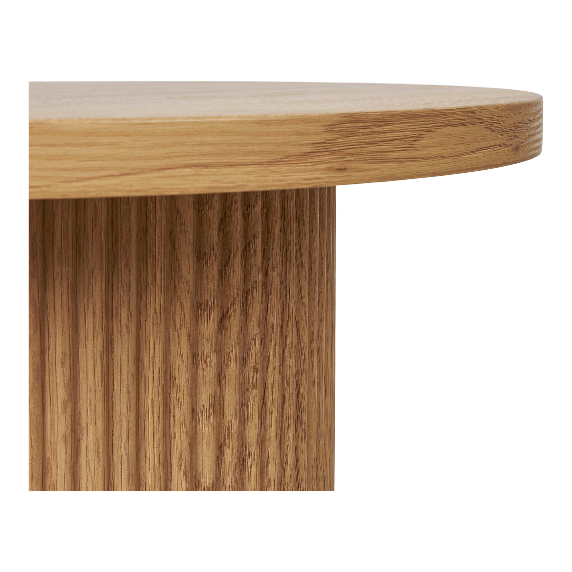 Detail van verticale groeven in naturel MDF-poot van House Nordic Boavista bijzettafel met warme matte houtstructuur.